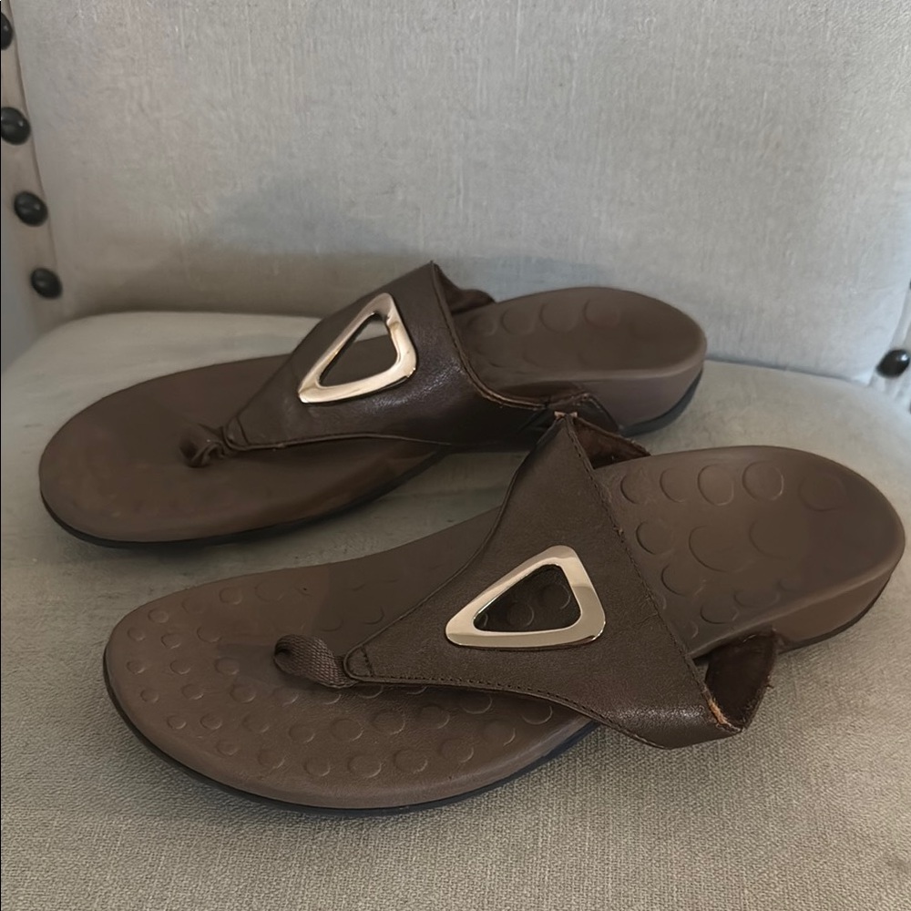 Orthaheel Women’s Yara T Strap Sandals Brown Size 7